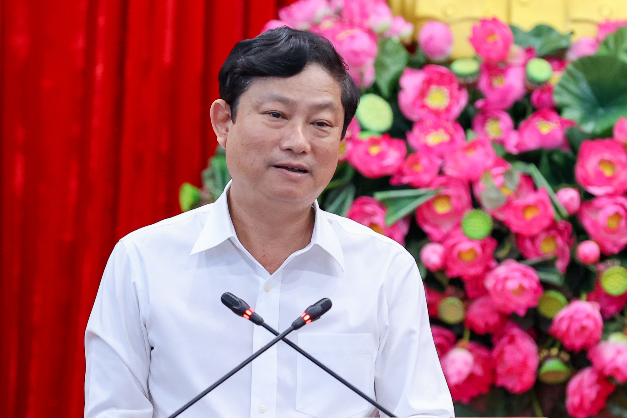Chủ tịch UBND tỉnh Bình Dương Võ Văn Minh báo cáo tại cuộc họp (Ảnh: VGP/Nhật Bắc).